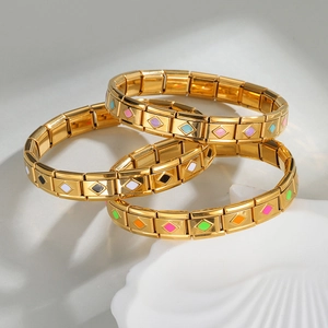 Set di tre bracciali charm in acciaio inossidabile dorato con smalto colorato