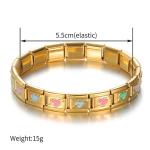 Détail d'un bracelet à maillons élastiques en acier inoxydable avec cœurs en émail coloré