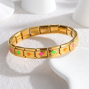 Dettaglio del bracciale modulare dorato con ciondoli in smalto rosa, verde e arancione