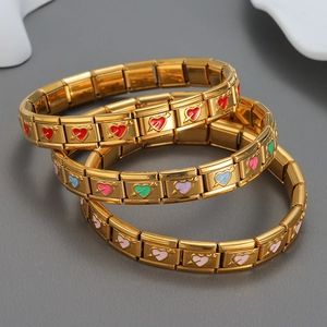 Lot de trois bracelets charms en acier inoxydable doré avec cœurs en émail colorés
