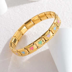 Détail d'un bracelet italien avec maillons en acier doré et motifs de cœurs colorés