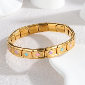 Dettaglio del bracciale modulare dorato con motivi a rombi in smalto rosa, viola e blu