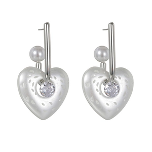 Orecchini eleganti in titanio a forma di U con perla e pendente a cuore in cristallo