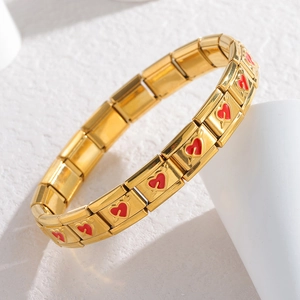 Détail du bracelet à maillons modulaires avec cœurs en émail rouge et flèches dorées
