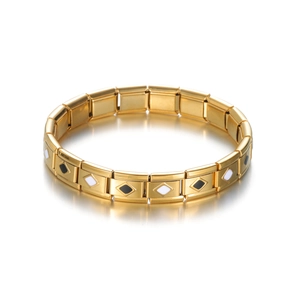 Dettaglio di un bracciale componibile in acciaio inossidabile dorato con rombi bianchi e neri