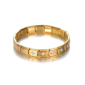 Dettaglio del bracciale elastico in acciaio dorato con rombi smaltati colorati