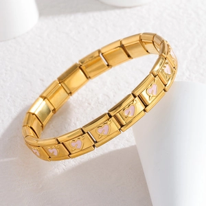Détail du bracelet modulaire en acier inoxydable doré avec des charmes cœurs roses
