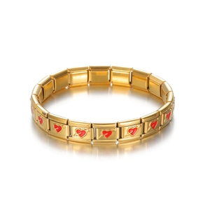 Détail du bracelet modulaire doré avec motif cœur rouge et flèche sur fond blanc