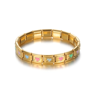 Détail du bracelet italien doré avec des maillons en émail coloré en forme de cœur