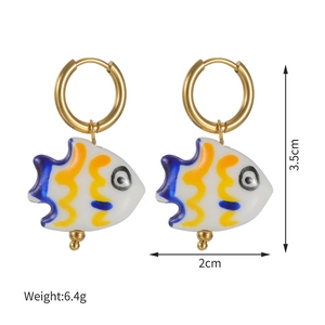Dettaglio orecchini a cerchio con pesce in ceramica e misure di 3,5 cm di altezza
