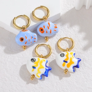 Orecchini a cerchio a forma di pesce in ceramica dipinti a mano con design marino
