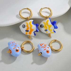 Orecchini a pesce in ceramica con cerchi dorati e vivaci motivi dipinti a mano