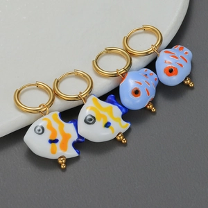 Orecchini a cerchio in ceramica a forma di pesce tropicale colorato stile oro