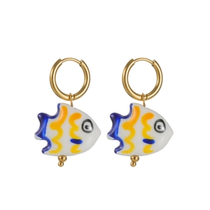 Dettaglio di orecchini a pesce in ceramica dipinti a mano con chiusure rotonde dorate su bianco