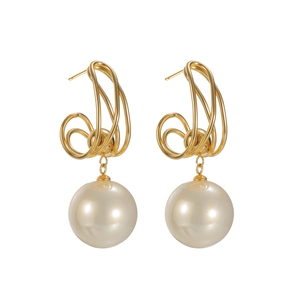 Vue détaillée de boucles d'oreilles dorées en forme de C avec de grandes perles blanches
