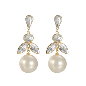 Vue détaillée de boucles d'oreilles feuilles en strass avec pompons et perles blanches