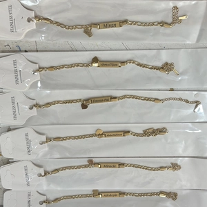 Customized Figaro chain gold bracelets in stainless steel with engraved nameplates