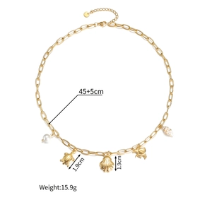 Detailopname van 18K gouden halsketting met parel, schelp en zeeschildpad hangers