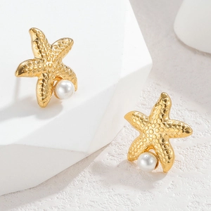 Golden starfish pearl stud earrings in stainless steel with elegant nautical design