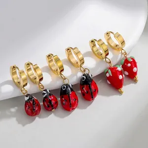 Parure de boucles d'oreilles dorées avec breloques émaillées coccinelle et fraise