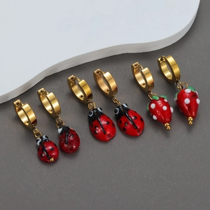 Ensemble de boucles d'oreilles créoles dorées avec fraises et coccinelles rouges