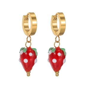 Boucles d'oreilles fraises dorées à la mode avec émail rouge et détails à pois blancs