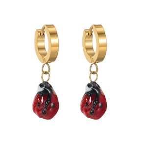 Vue détaillée de boucles d'oreilles créoles dorées avec breloques coccinelles rouges
