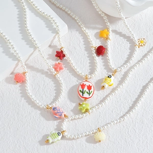 Collier de perles de style français avec pendentif tulipe en céramique et breloques océan