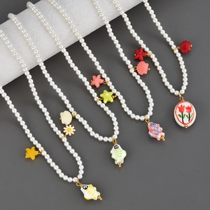 Collier de perles de style français avec breloques tulipe et coquillage en céramique