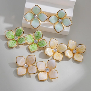 Boucles d'oreilles fleurs en émail à quatre pétales avec zircone en quatre coloris