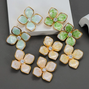 Boucles d'oreilles fleurs en émail avec cristaux en tons vert, bleu, orange et doré