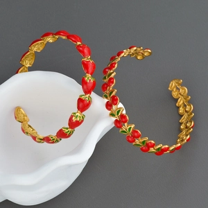 Bracelets ouverts dorés tendance avec motifs émaillés de fraises et de cerises rouges