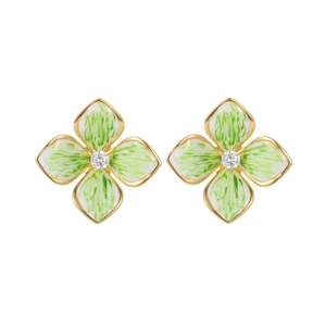 Vue macro détaillée des boucles d'oreilles fleur en émail à quatre pétales avec diamant