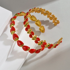 Bracelets dorés ouverts à la mode avec breloques fraises et cerises en émail
