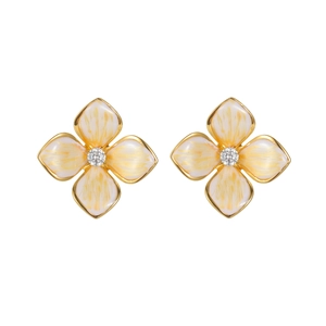 Détail de boucles d'oreilles fleur en émail avec pétales dégradés et zircon central