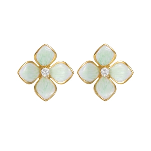 Détail de boucles d'oreilles fleurs en émail avec un centre scintillant en zircone cubique