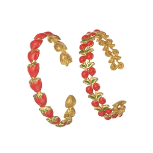 Bracelets ouverts à la mode en émail fraise et cerise avec finition dorée