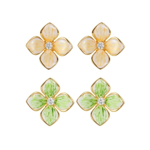 Élégantes boucles d'oreilles fleur à quatre pétales avec émail et cristal étincelant