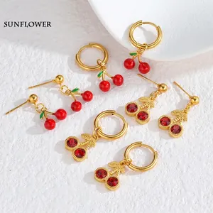 Boucles d'oreilles cerises dorées avec émail rouge et cristaux sur pierre blanche