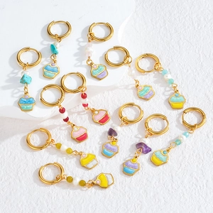 Boucles d'oreilles créoles en acier avec breloques cupcake colorées et perles