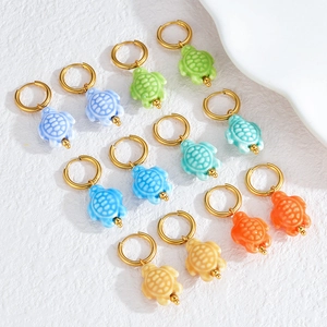 Vue détaillée de six paires de boucles d'oreilles tortue colorées avec anneaux dorés
