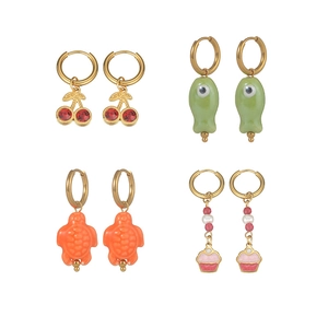 Créoles dorées style océan avec breloques cerise, poisson, tortue et cupcake pour l'été