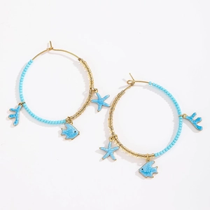 Créoles sur le thème marin avec perles bleues et pendentifs d'étoile de mer pour le style plage