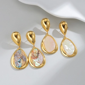 Pendientes de gota en acero dorado con nácar natural y detalles de concha de abulón fina