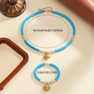 Détail d'un ensemble de bijoux bohème en perles heishi bleues avec pendentifs coquillage