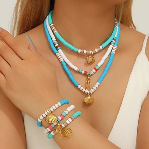 Parure de bijoux bohème multicouche avec perles d'argile et pendentifs océaniques