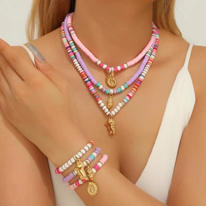 Parure de bijoux bohème avec perles heishi colorées, pendentifs coquillages et hippocampes