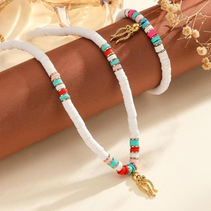 Parure de bijoux bohème avec perles en argile blanche, touches colorées et pendentif poulpe