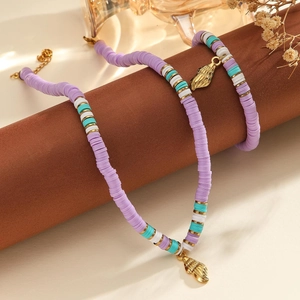 Détail de l'ensemble de bijoux bohème en perles heishi avec pendentif coquillage