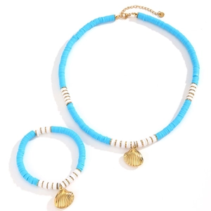 Parure bohème avec perles en argile bleu ciel et pendentifs coquillages dorés